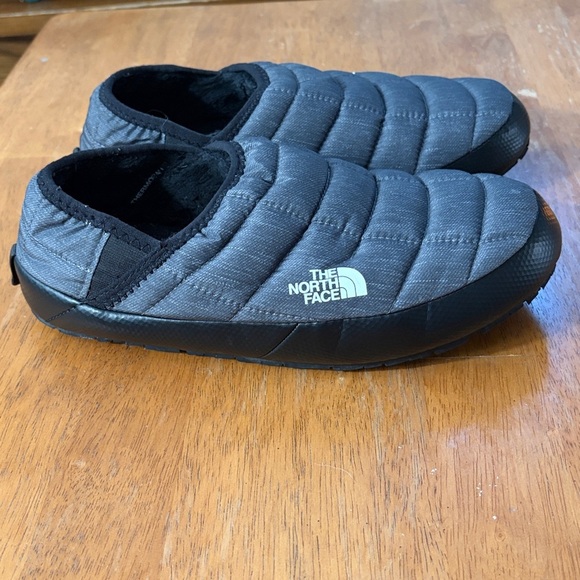 The North Face men’s Gray Quilted Slippers, size 7 main image 4